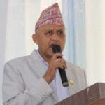 गाउँमै आलु बिक्री गर्दै महिला