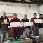 चित्र कोर्न रमाइरहेका विष्णुदत्त र राजेन्द्र