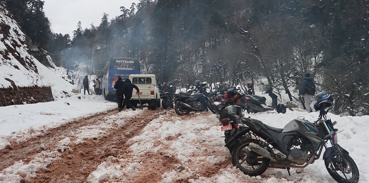 हिमपातले मध्यपहाडी लोकमार्ग अवरुद्ध, फसेका गाडी र यात्रुको उद्धार हुँदै