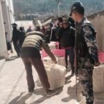 मतदाताको मन जित्दै कमरुद्दिन राई, छातामा मतदान गर्न अपील