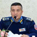 मतदाताको मन जित्दै कमरुद्दिन राई, छातामा मतदान गर्न अपील