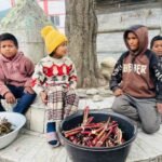 याक्चे निगुराे बेचेर पढाइ खर्च जुटाउँदै:पातारासीका बालबालिका