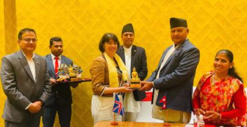 लुम्बिनीका मुख्यमन्त्री आचार्य र बेलायती मन्त्री मल्होत्राबीच शिष्टाचार भेटवार्ता