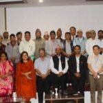 छाडा पशु चौपायालाई ‘रिफ्लेक्टिङ बेल्ट’ लगाइँदै