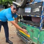 रातमा ई–रिक्सा देखिने बनाउन ट्राफिक प्रहरीको रिफ्लेक्टिभ स्टिकर अभियान