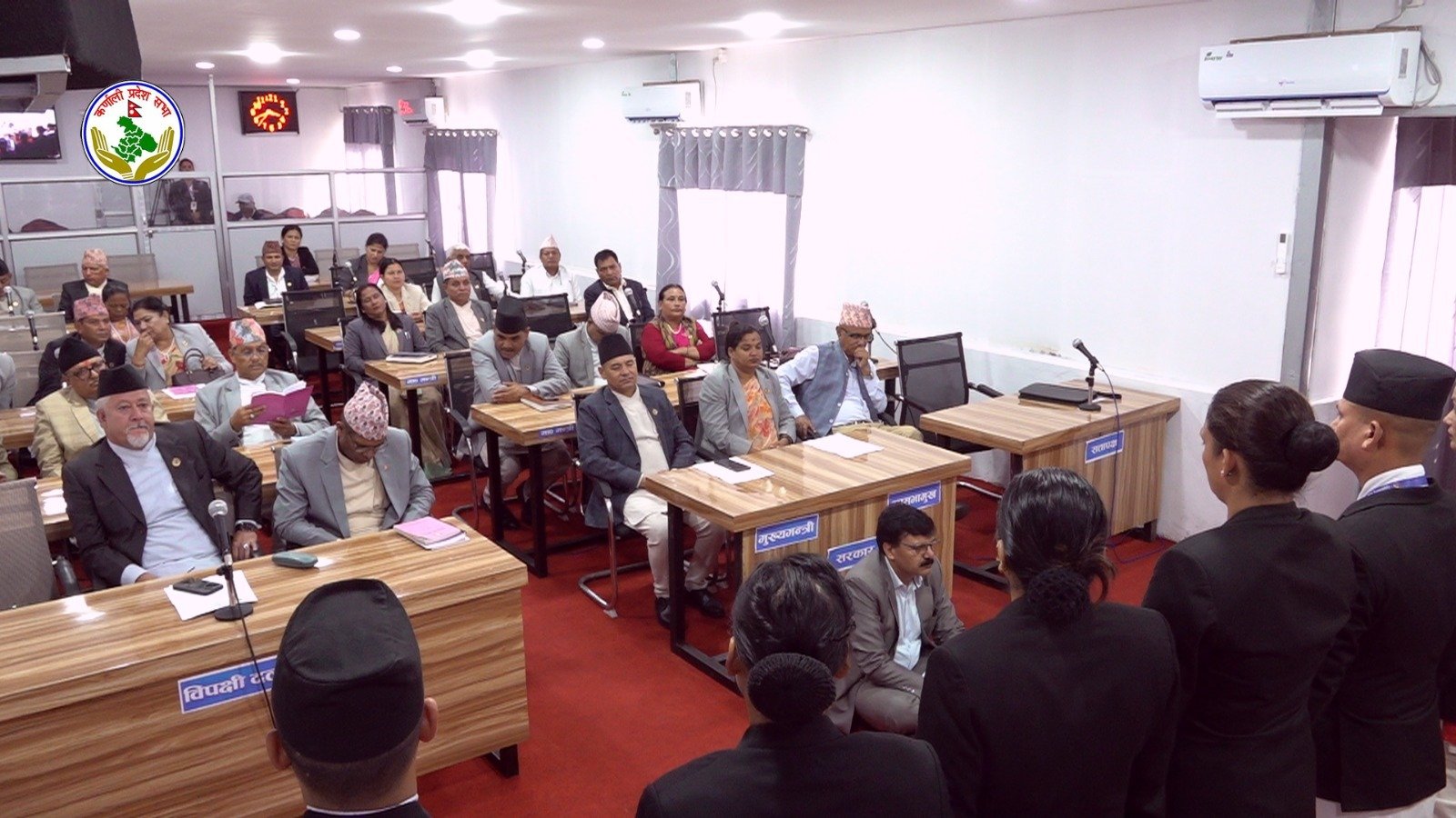 पूर्वमुख्यमन्त्री शर्मा जब   रोस्टमको अघि पलेटी कसेर बसे