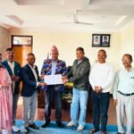 थारुकल्याणकारिणी सभाले संकलन गरेको राहत सामाग्री मुख्यमन्त्रीको रोहवरमा रेडक्रसलाई हस्तान्तरण
